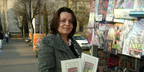 Zsuzsananett Zsuzsa cumpără în fiecare săptămână două ziare,unul pentru ea,altul pentru colegul de serviciu