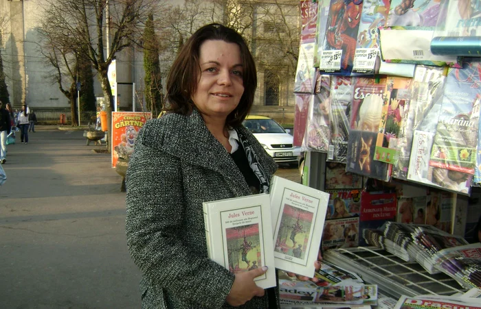 Zsuzsananett Zsuzsa cumpără în fiecare săptămână două ziare,unul pentru ea,altul pentru colegul de serviciu