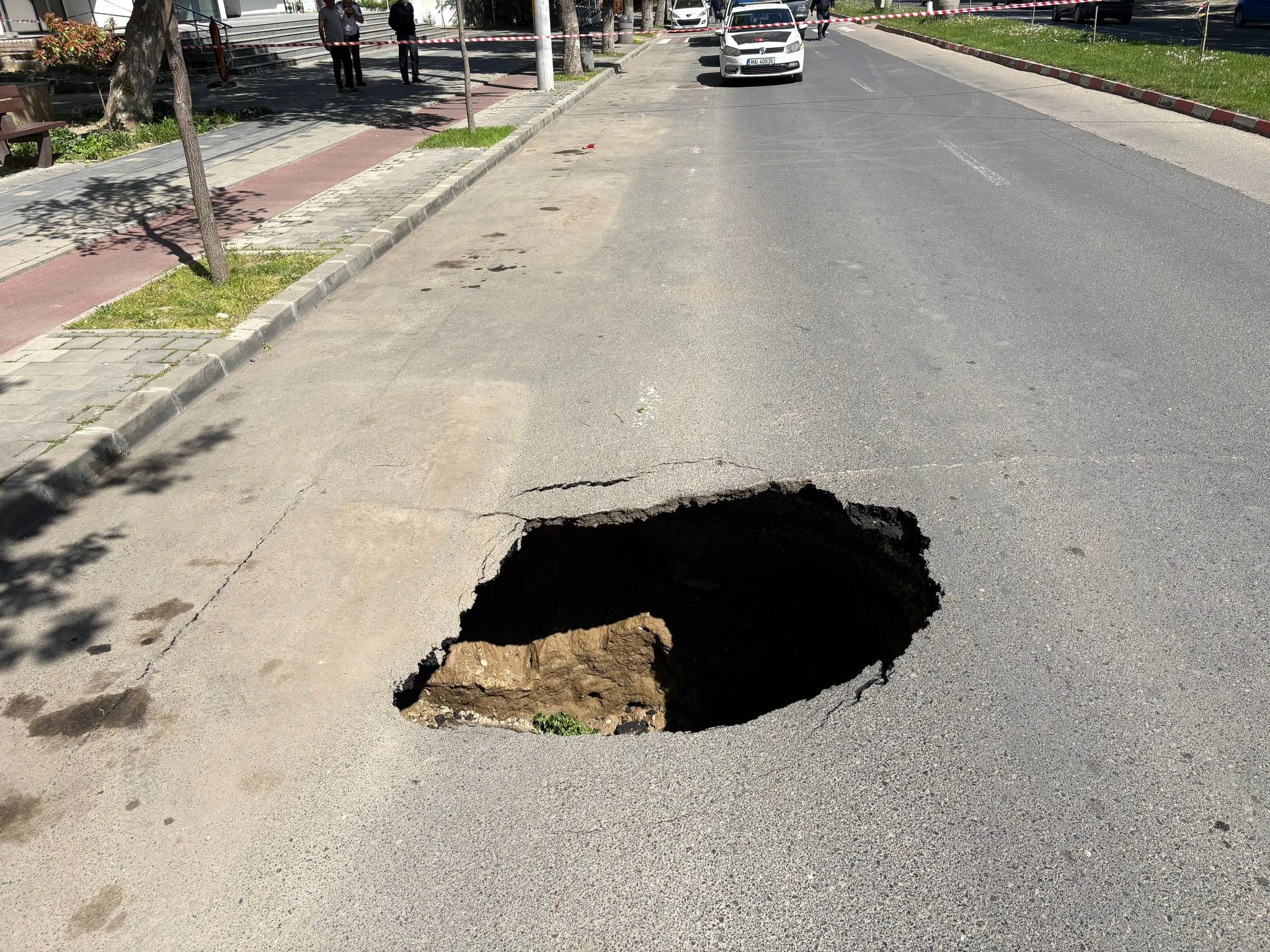 Crater imens pe un bulevard central din Slobozia. Cum a apărut groapa în carosabil