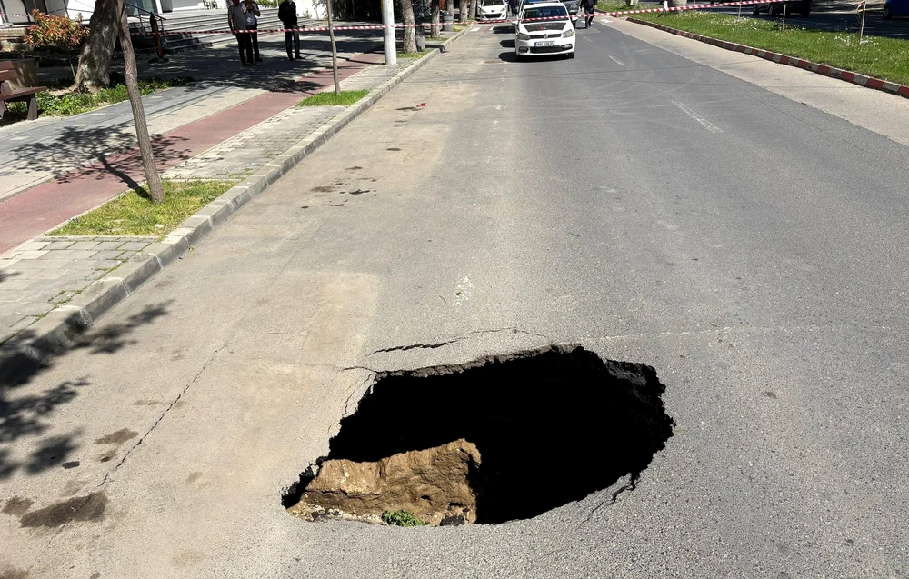 O groapă adâncă s-a format în carosabil. FOTO FB Alexandru Potor