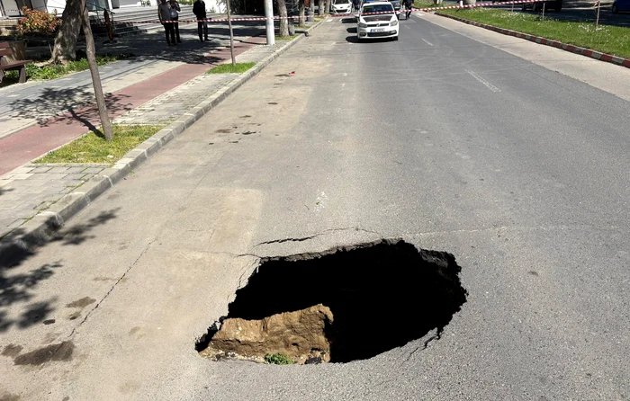 O groapă adâncă s-a format în carosabil. FOTO FB  Alexandru Potor