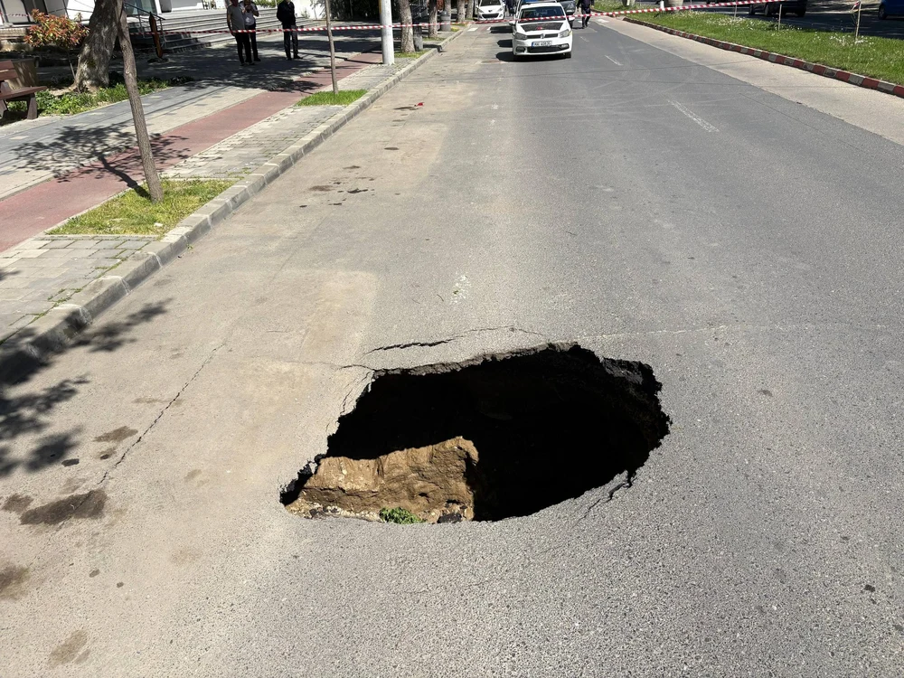 Crater imens pe un bulevard central din Slobozia. Cum a apărut groapa în carosabil