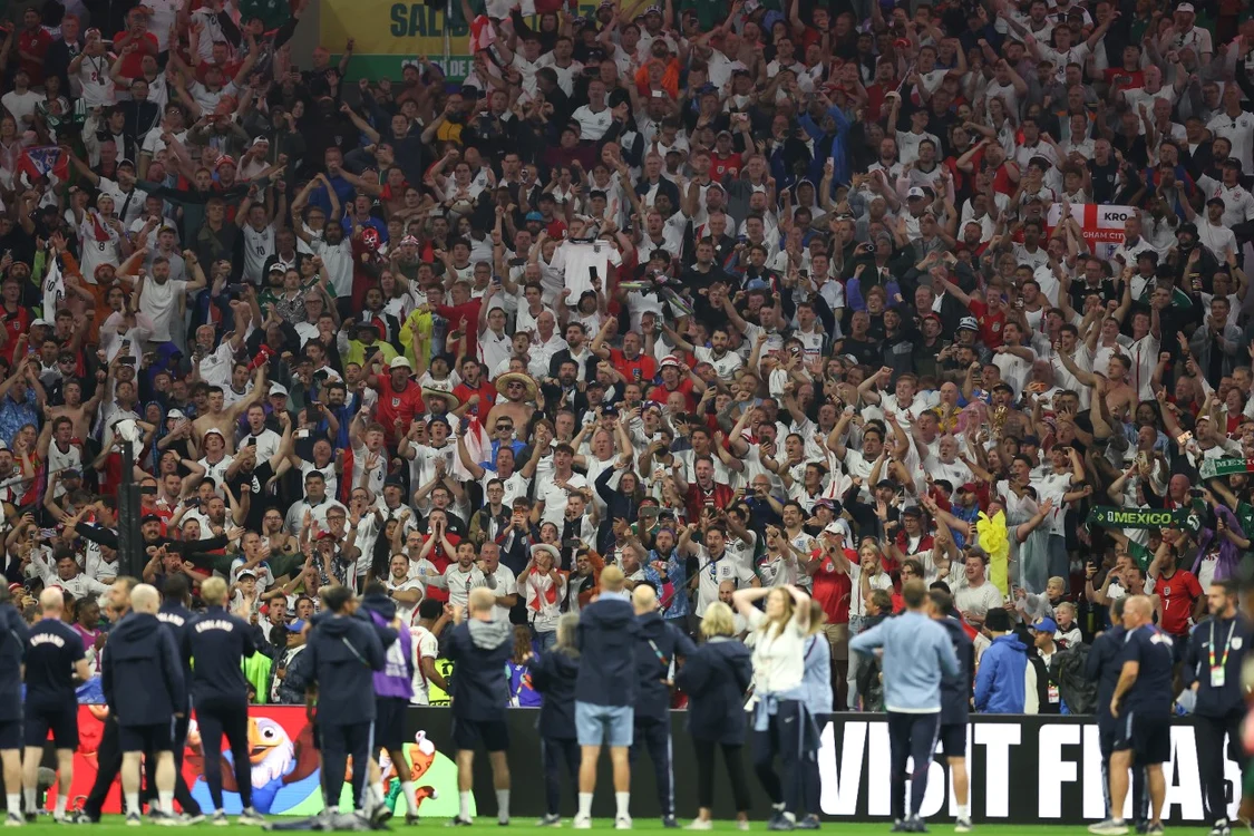 Englezii au sărbători cu fanii calificarea în sferturile de finală (Foto: EPAImages)