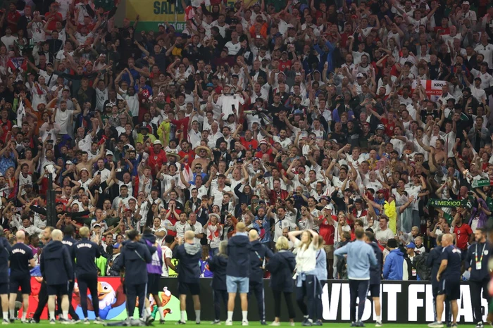 Englezii au sărbători cu fanii calificarea în sferturile de finală (Foto: EPAImages)