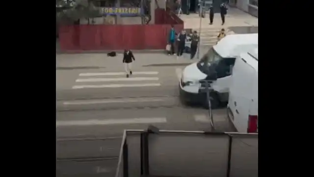 Distracție periculoasă într-un oraș din România. Un tânăr blochează intenționat trecerea de pietoni și testează răbdarea șoferilor