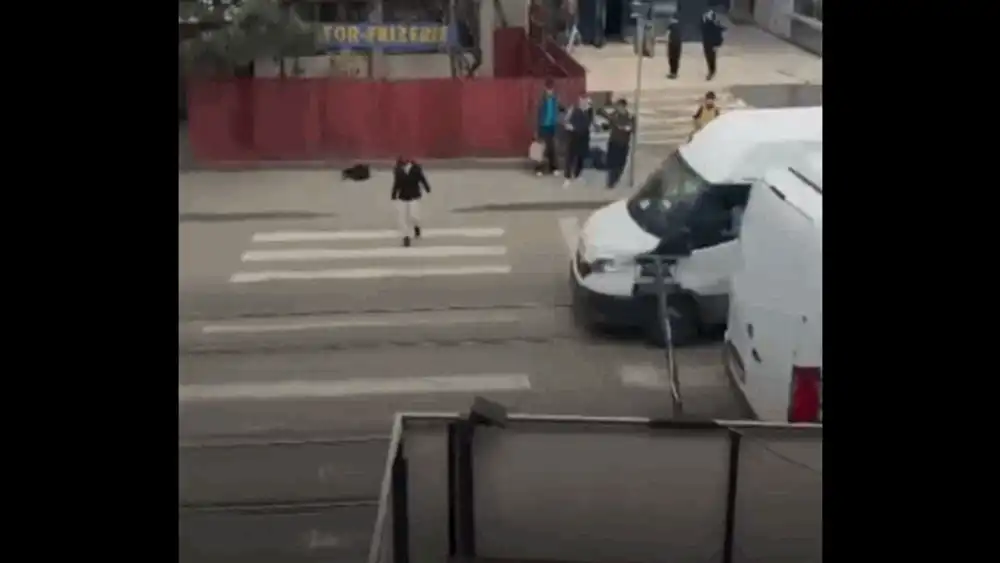 Distracție periculoasă într-un oraș din România. Un tânăr blochează intenționat trecerea de pietoni și testează răbdarea șoferilor