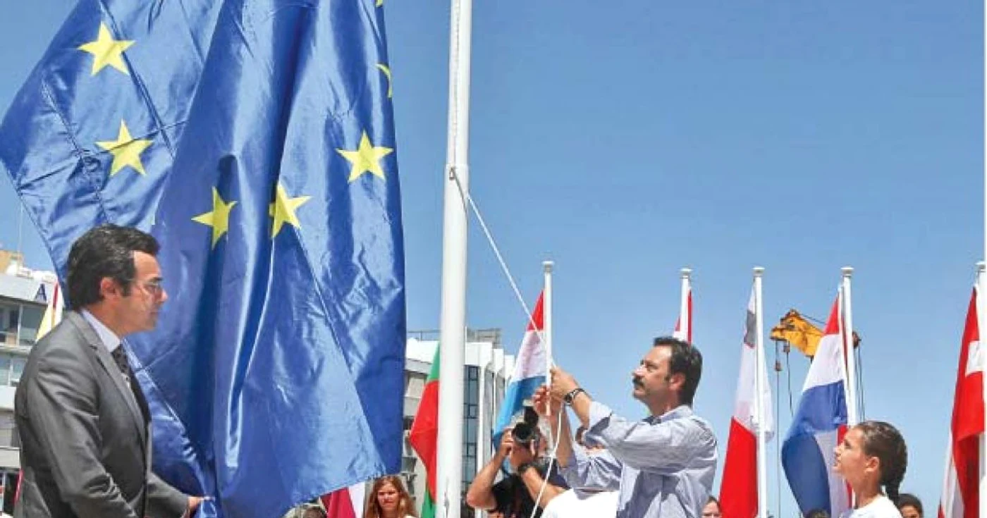 Oficiali ciprioţi la ceremonia de arborare a drapelului UE la Nicosia. 