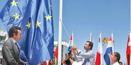 Oficiali ciprioţi la ceremonia de arborare a drapelului UE la Nicosia.