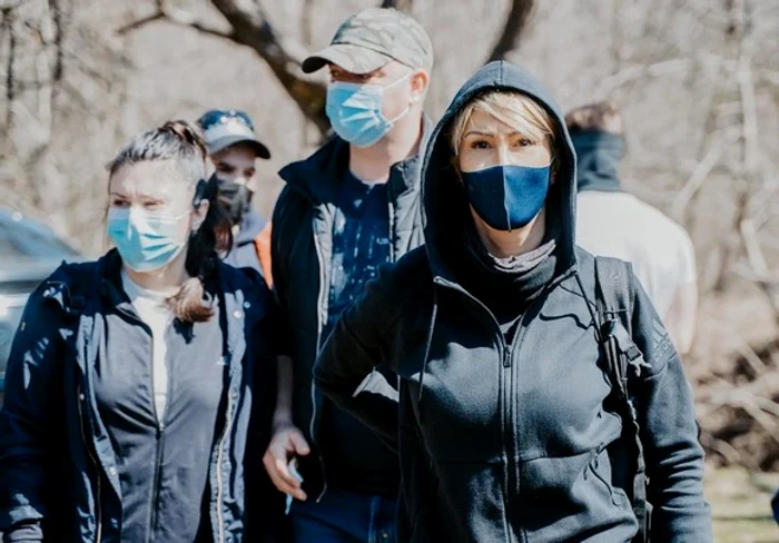 
    Raluca Turcan a participat la împădurire purtând mască doar din când în cândSursa foto: Facebook/Raluca Turcan   