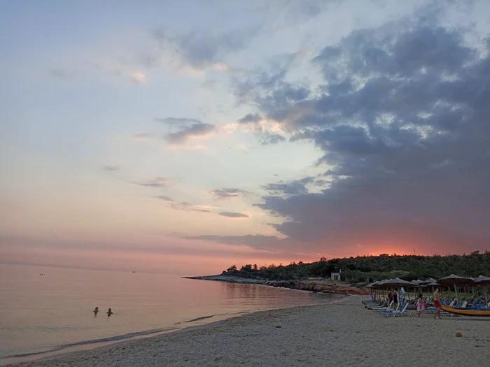 Apus de soare frumos ca un vis al unei seri de vară pe plaja Marley-Thassos FOTO Denis Grigorescu