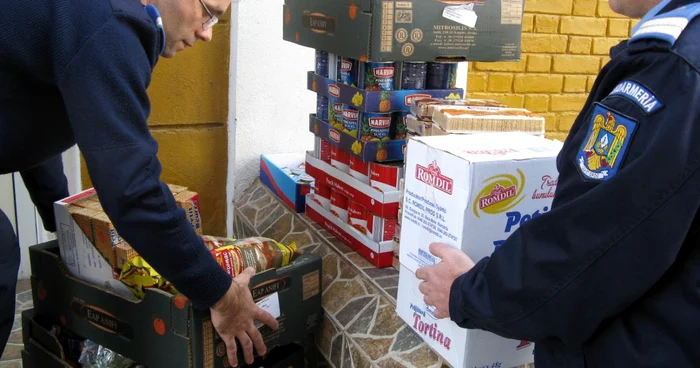 Jandarmii le-au oferit vârstnicilor produse alimentare