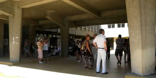 Banii se ridică de la intrarea H, de la aceeași casierie ca la alegerile locale