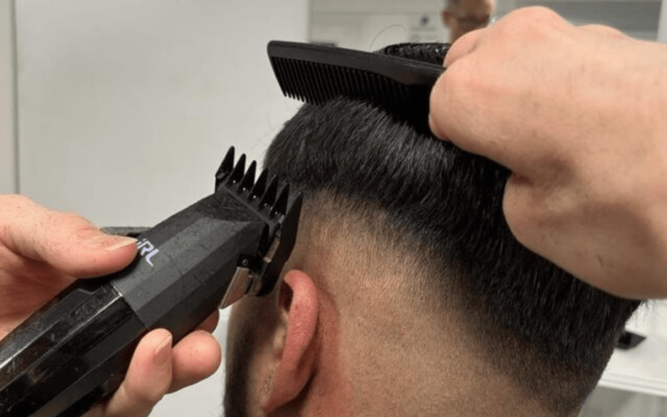 Povestea emoționantă a lui Ionuț, hairstylistul fără degete la mâini care a învățat să tundă pentru a se putea întreține