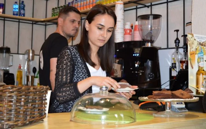 În fiecare dimineață, la 6.30, Alina ajunge la cafeneaFoto: adevarul.ro