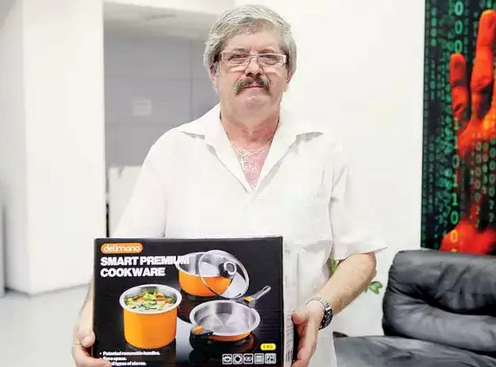 
    Lozul i-a adus Mariei un set  cu ibric de cafea şi râşniţăFoto: Click!  