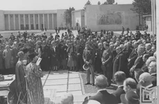 Serviciul religios oficiat la inaugurarea Parcului Herăstrău. Fotografia este realizată de Iosif Berman, la 9 mai 1936, și face parte din Colecția Fotografii și Cărți poștale a Muzeului Municipiului București