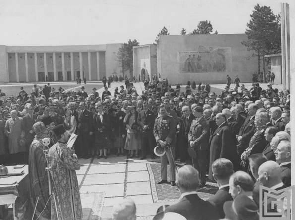 Serviciul religios oficiat la inaugurarea Parcului Herăstrău. Fotografia este realizată de Iosif Berman, la 9 mai 1936, și face parte din Colecția Fotografii și Cărți poștale a Muzeului Municipiului București