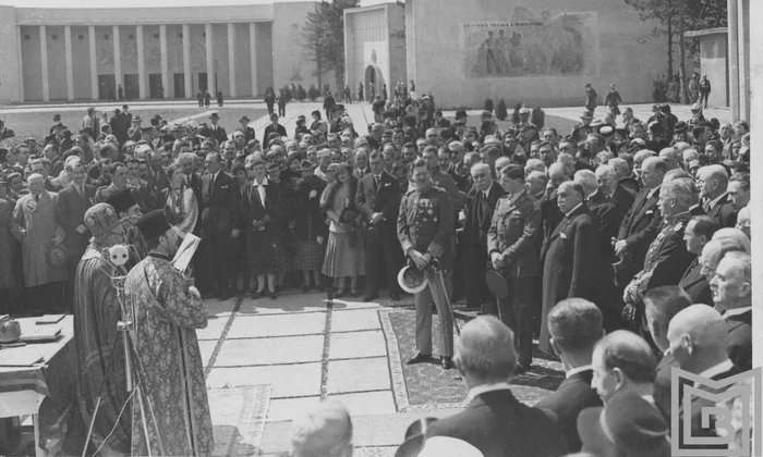 Serviciul religios oficiat la inaugurarea Parcului Herăstrău. Fotografia este realizată de Iosif Berman, la 9 mai 1936, și face parte din Colecția Fotografii și Cărți poștale a Muzeului Municipiului București