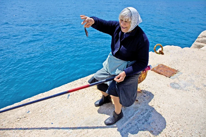 Maria Sardis (88 de ani) îşi lasă soţul acasă şi merge la pescuit