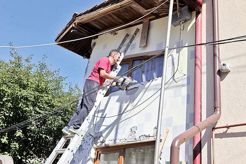 Cu bormaşina a dărâmat tencuiala de pe casă