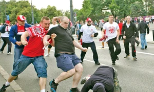 Huliganii şi au lovit şi  adversarii căzuţi la pământ jpeg