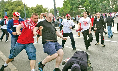 Huliganii şi au lovit şi  adversarii căzuţi la pământ jpeg