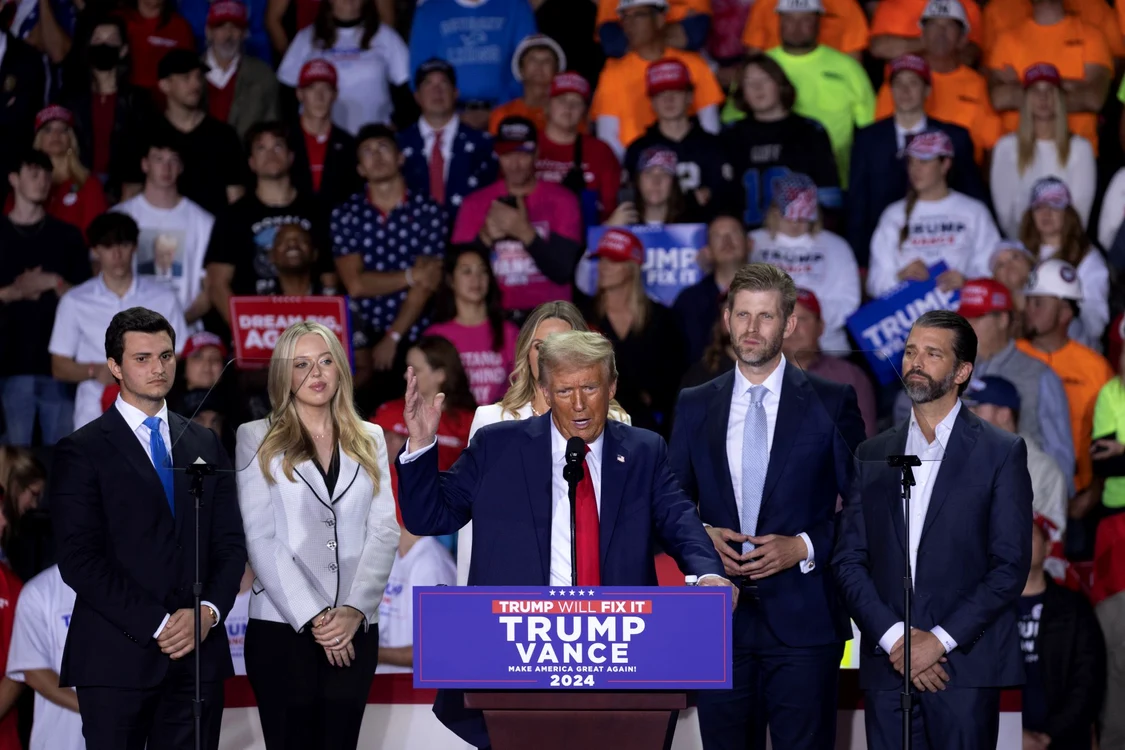 Donald Trump, în Grand Rapids, Michigan, alături de familia sa, pe 4 noiembrie