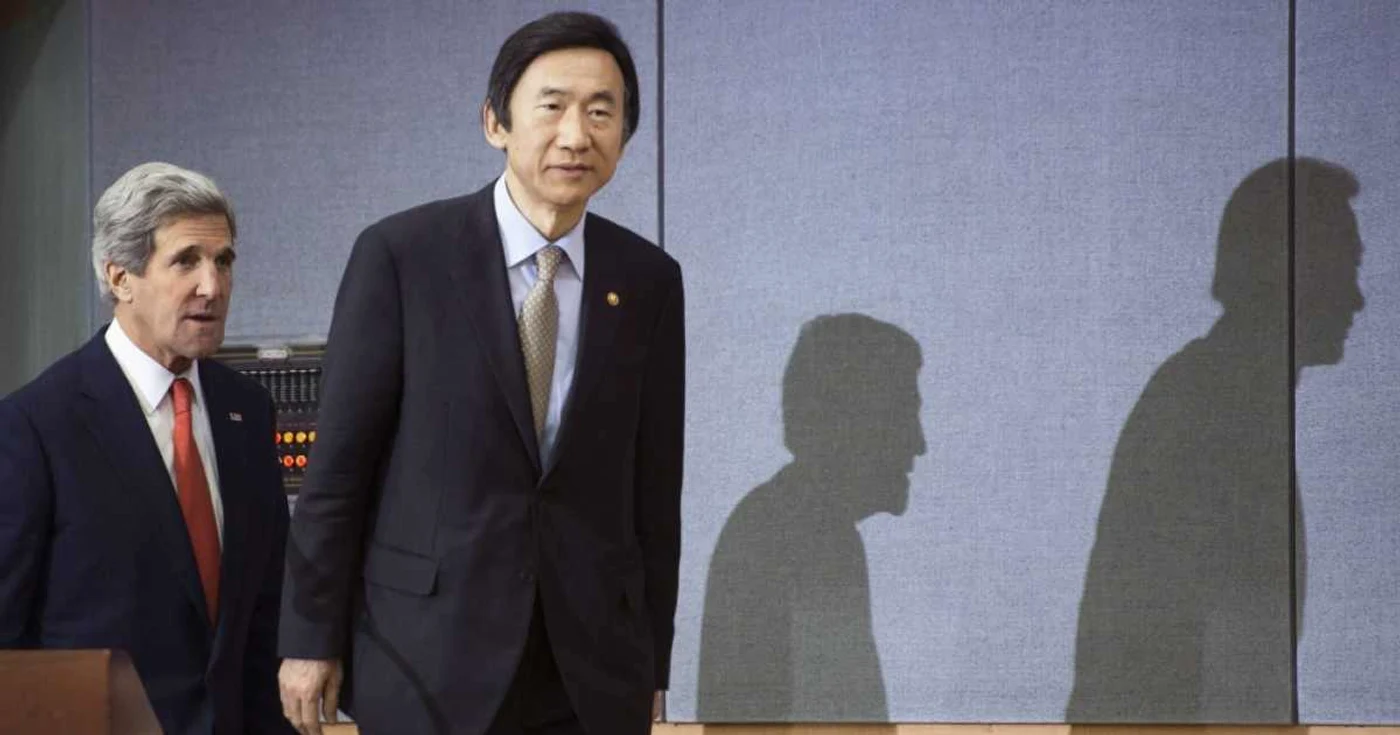 Ministrul sud-coreean de Externe, Yun Byung-se, şi şeful diplomaţiei americane, John Kerry FOTO Reuters