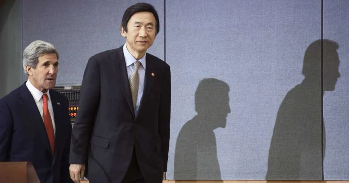 Ministrul sud-coreean de Externe, Yun Byung-se, şi şeful diplomaţiei americane, John Kerry FOTO Reuters