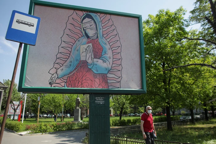 Bucureștenii trec pe lângă panourile cu medicii-sfinți. Unii apreciază omagiul, alții nuFOTO: Inquam photos/ Octav Ganea