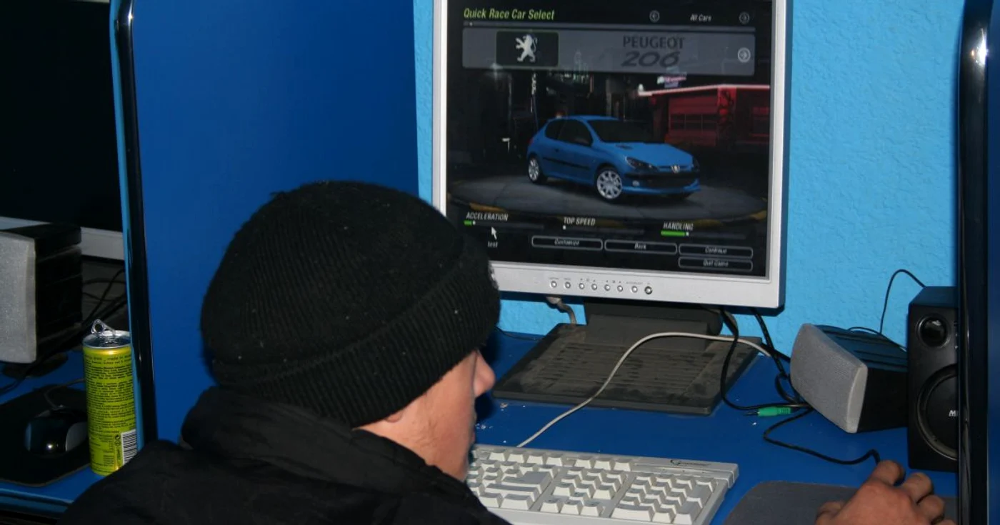 Minorii cheltuiau banii câştigaţi din benzina furată la sălile de internet 