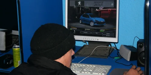 Minorii cheltuiau banii câştigaţi din benzina furată la sălile de internet 