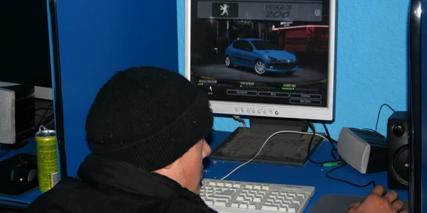Minorii cheltuiau banii câştigaţi din benzina furată la sălile de internet 