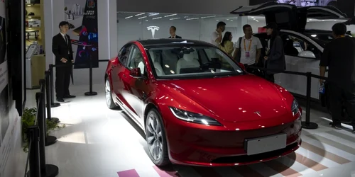 Tesla Model 3 restilizat, la Târgul Internațional de la Beijing Foto EPA EFE jpg