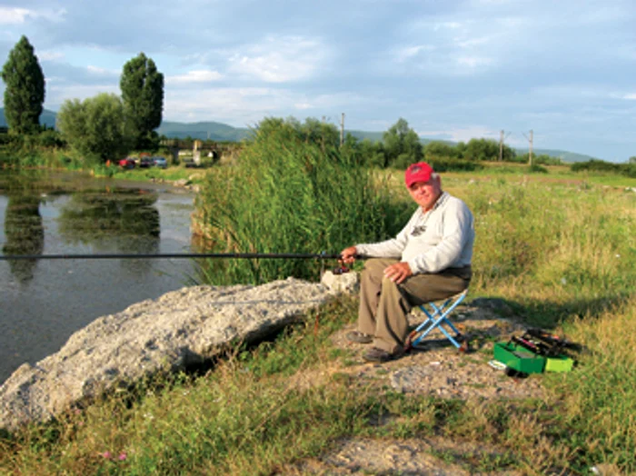 Hunedoara: La pescuit pe malul bălţii