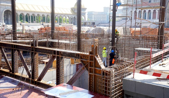 Muncitori pe șantierul Catedralei Neamului