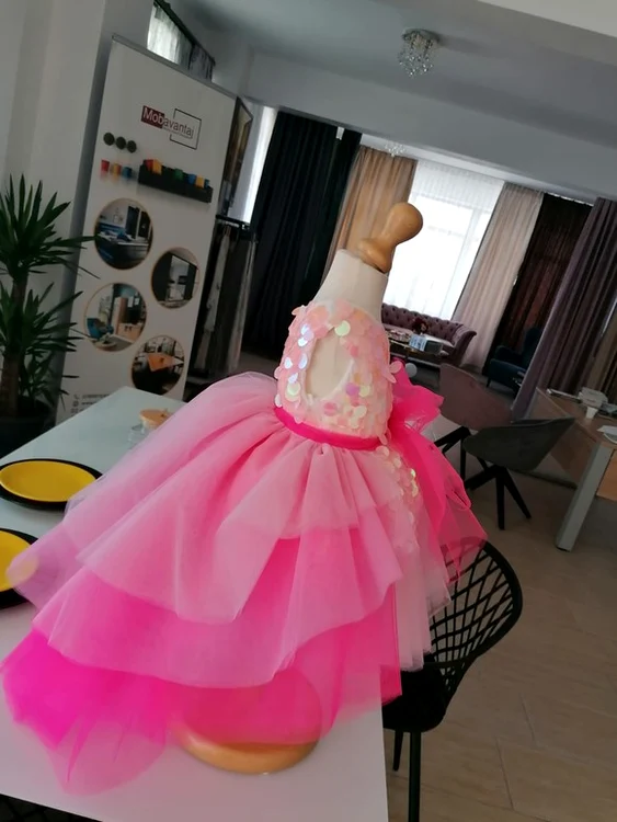 
    Accesoriile micuței sunt 