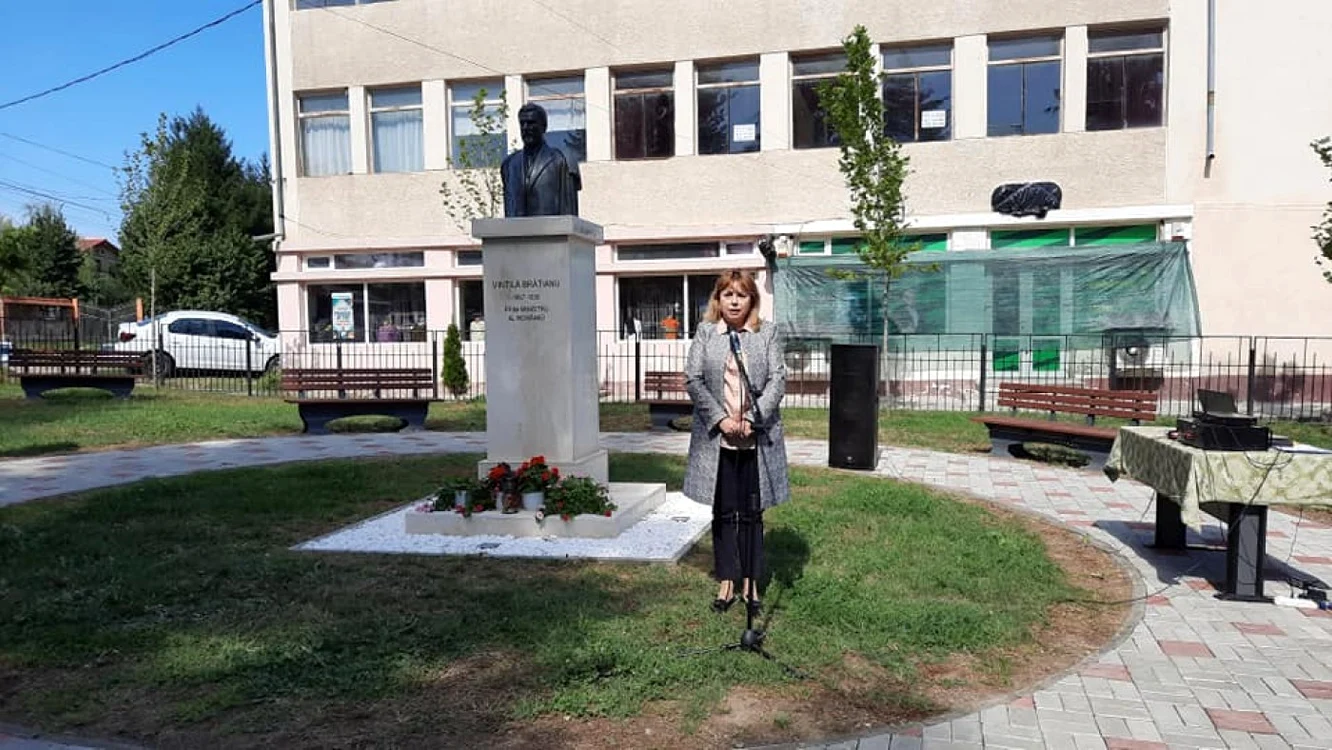 Bustul a fost amplsat în faţa Primăriei Coteşti FOTO Facebook/Cătălin Toma