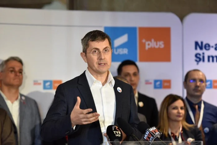 Dan Barna, liderul USR, alături de Dacian Cioloş. FOTO Eduard Enea