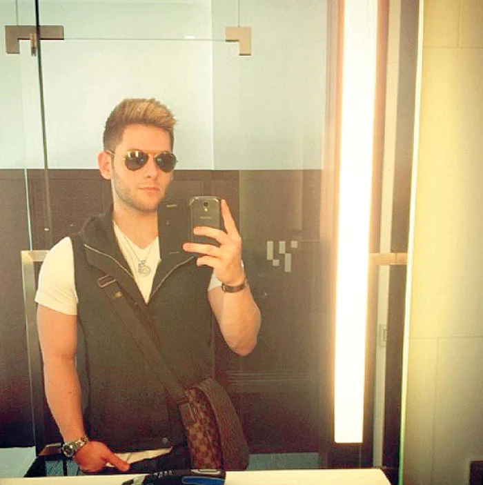 
    2014- De când studiază peste Ocean, Alexandru şi-a  lăsat barbă, s-a vopsit  şi a pus muşchi pe el (Fotografii: Facebook)  