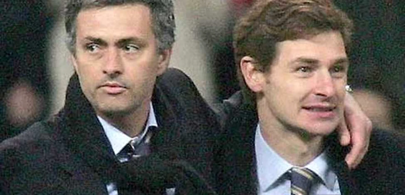 Jose Mourinho (stânga), alături de Andre Villas-Boas, pe vremea când erau antrenor şi scouter. Şi prieteni. FOTO: http://www.mirror.co.uk