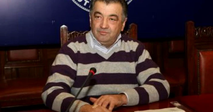 Directorul Ioan Văcariu e acuzat că "face mese" cu finanţatorul Universităţii Craiova