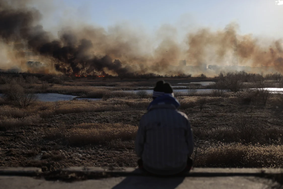 Mai multe echipaje de pompieri au intervenit luni, 24 februarie, pentru stingerea incendiului din Delta Văcăreşti Foto: Inquam Photos/Octav Ganea