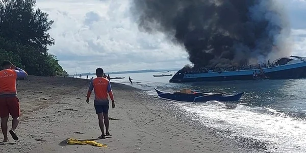 Cel puţin şapte oameni au murit după ce feribotul în care se aflau a luat foc in Filipine FOTO TWITTER