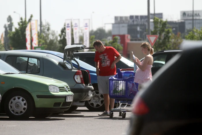 Printre altele, cei doi au cumpărat câteva lucruri pentru cel mic (foto: ALEX MUSCALIU)