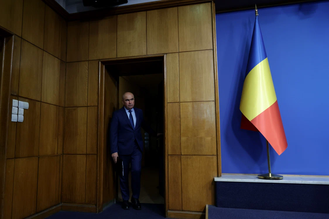 Ilie Bolojan, pregătindu-se pentru briefingul de presă al unei ședințe de guvern. Foto: Inquam Photo