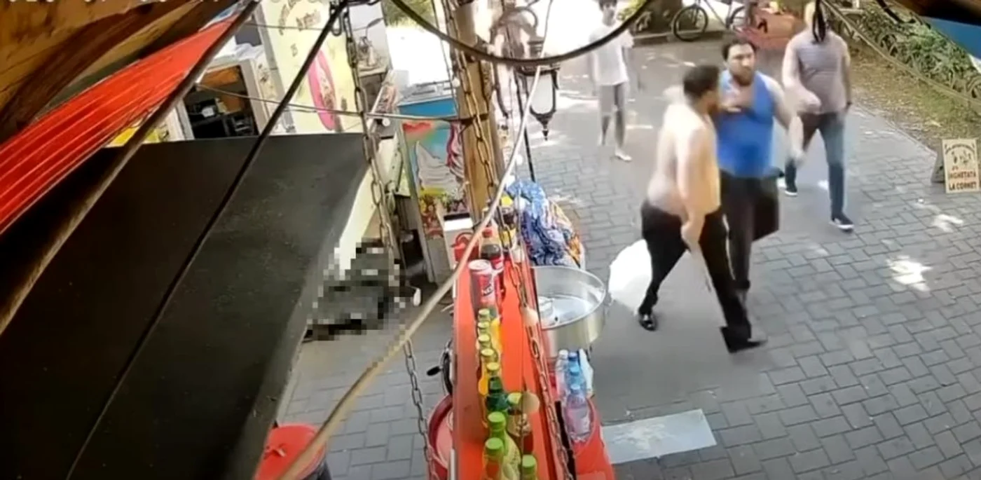 Înarmaţi cu macete, interlopii au dat buza în ştrand. FOTO: captură video