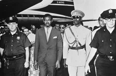 Sosirea lui Patrice Lumumba la New York, la 20 noiembrie 1961 (© Fotograaf Onbekend / Anefo / Wikimedia Commons)