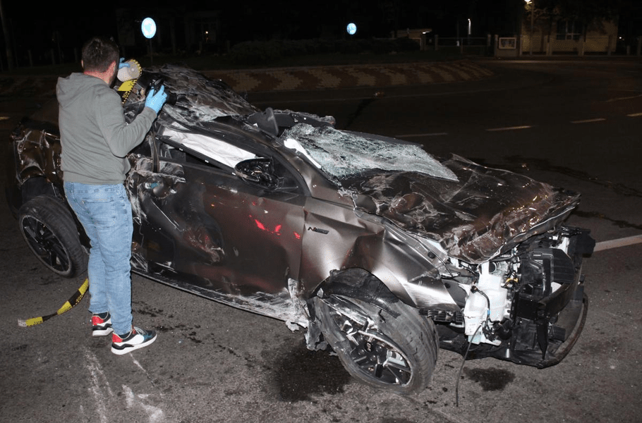 Patru tinere rănite într-un accident la Brăila. O șoferiță a acroșat sensul giratoriu și s-a oprit într-un gard