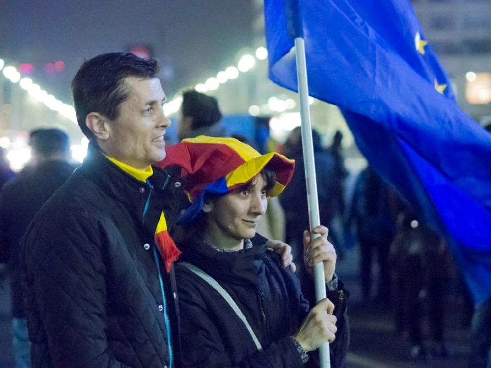 Românii încă mai flutură steagul UE     Foto: Mihnea Dumitru